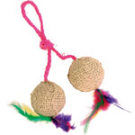 Jucărie pentru pisici Trixie - 2 mingi cu pene pe sfoară, 4.5 cm