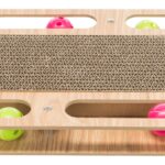 Carton Zgariat Trixie cu Cadru Lemn și 4 Mingi pentru Pisici 46x25 cm